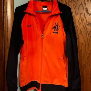 Dutch soccer warm up jacket. Men’s size medium. Pockets have zippers.